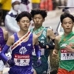 スタートする青山学院大１区の目片将大（中央奥）＝東京・大手町
