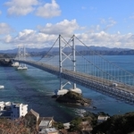 淡路島と四国を結ぶ大鳴門橋。海峡には世界最大級の渦潮が現れる＝徳島県鳴門市