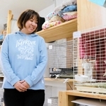 ２７匹の保護ウサギを飼育する「ウィル＆ルイ」の熊谷彩さん＝宝塚市安倉南１