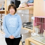 ２７匹の保護ウサギを飼育する「ウィル＆ルイ」の熊谷彩さん＝宝塚市安倉南１
