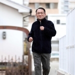 退院後、朝晩のウオーキングを続けている前田泰雅さん＝姫路市幸町（撮影・小林良多）