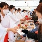 参拝客に縁起物を手渡す巫女（みこ）＝１日午後、神戸市中央区下山手通１、生田神社