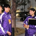 閉会式を終え、同郷の選手らをねぎらう主務の豊田桃華さん＝３日午後、東京都千代田区