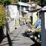 「梅村」に続く路地。車は通れない＝神戸市兵庫区梅元町