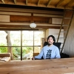 改修した建物で空き家再生の取り組みについて語る西村周治さん＝神戸市兵庫区梅元町