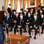 幹部職員を前に年頭あいさつを行う兵庫県の斎藤元彦知事（左）＝４日午前、神戸市中央区下山手通４、県公館