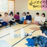 阪神・淡路大震災の２カ月後にウィメンズネット・こうべが開いた座談会「女たちで語ろう」。被災した女性たちが苦労や困難を語り合った（ウィメンズネット・こうべ提供）