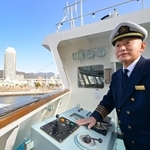 レストランクルーズ船「ルミナス神戸２」から神戸の街並みを眺める辻武船長＝神戸市中央区波止場町