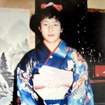 成人式の幸子さんの写真。白い帯を着用していた（提供）