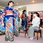 着物店「利久」で母・吉村幸子さん（右）の振り袖を試着する長女の若奈さん＝尼崎市武庫之荘２