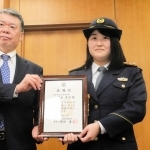 兵庫県警の保田泰三地域部長（左）から委嘱状を受け取った藤本真央さん＝県警本部