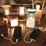 スマートフォンの充電もできるランタン＝大阪市住之江区南港北、ロゴスショップＡＴＣ店