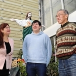 ペルーに防災を伝える事業に向け、思いを描く（左から）大城ロクサナさん、ジェラルドさん、日比野純一さん＝神戸市長田区海運町３、たかとりコミュニティセンター
