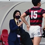 天理との準決勝で選手たちを見守る報徳ラグビー部顧問の木下友紀子さん（左）＝５日、大阪府東大阪市、花園ラグビー場