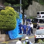銃弾が撃ち込まれた神戸山口組の井上邦雄組長宅を調べる兵庫県警の捜査員ら＝２０２２年６月、神戸市北区
