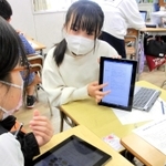 パソコンの画面を見せ合い、震災について調べたことを発表する５年生＝西灘小学校