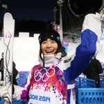 ソチ冬季五輪の女子モーグル予選で、ファンの声援に手を振る上村愛子＝２０１４年２月、ロシア・ソチ