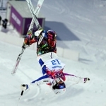 ソチ冬季五輪の女子モーグル予選で、第２エアを決める上村愛子＝２０１４年２月、ロシア・ソチ