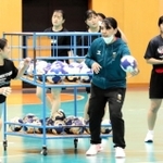 ハンドボール部で強化コーチとして指導する佐久川ひとみさん（中央）＝西宮市の武庫川女子大