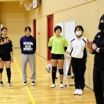 バレーボール部監督を務める坂下麻衣子さん（右端）。今春、母校に戻ってきた＝西宮市の武庫川女子大