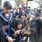 「１・１７希望の灯り」から火を移す参加者ら＝８日午後、神戸市中央区加納町６