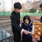 「１．１７希望の灯り」から火を移す参加者ら＝８日午後、神戸市中央区加納町６