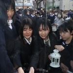 「１．１７希望の灯り」から火を移す参加者ら＝８日午後、神戸市中央区加納町６