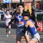 ２区、たすきを渡す東海大・石原翔太郎（中央）。後ろは日体大の藤本珠輝＝戸塚中継所