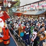 宵えびすで奉納された淡路人形浄瑠璃福神楽「戎舞」を見ようと、多くの参拝客が詰めかけた＝９日、神戸市兵庫区西柳原町、蛭子神社（撮影・長嶺麻子）