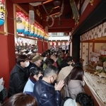 商売繁盛などを祈願に、くの参拝客が詰めかけた境内＝９日、神戸市兵庫区西柳原町、蛭子神社（撮影・長嶺麻子）