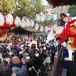 宵えびすで奉納された淡路人形浄瑠璃福神楽「戎舞」を見ようと、多くの参拝客が詰めかけた＝９日、神戸市兵庫区西柳原町、蛭子神社（撮影・長嶺麻子）