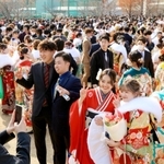 「成人の日」に合わせて開かれた「はたちを祝う会」に参加した人たち＝９日午後、神戸市兵庫区御崎町１（撮影・鈴木雅之）