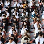 「成人の日」に合わせて開かれた「はたちを祝う会」。新型コロナウイルス感染対策で、席を一つずつ空けて座る参加者＝９日午前、神戸市兵庫区御崎町１、ノエビアスタジアム神戸