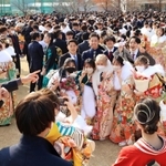 「成人の日」に合わせて開かれた「はたちを祝う会」に参加した人たち＝９日午後、神戸市兵庫区御崎町１