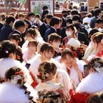 「成人の日」に合わせて開かれた「はたちを祝う会」に参加して、友人たちと写真を撮る人たち＝９日午後、神戸市兵庫区御崎町１