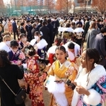 「成人の日」に合わせて開かれた「はたちを祝う会」に、晴れ着姿で集まった人たち＝９日午後、神戸市兵庫区御崎町１