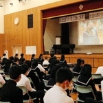昨年１１月に開かれた防災小説全国交流会で、オンライン発表する清水中学校の生徒ら＝高知県土佐清水市（同市提供）