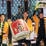 中央が一番福の植本亮太さん、左が二番福の北野壱真さん、右が三番福の田中大翔さん＝西宮神社