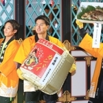 中央が一番福の植本亮太さん、左が二番福の北野壱真さん、右が三番福の田中大翔さん＝西宮神社
