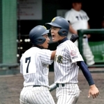 ２０１８年５月、春季近畿高校野球大会の大阪桐蔭戦で、本塁に生還し、次打者とタッチを交わす明石商の植本亮太さん（右）＝兵庫県明石市の明石トーカロ球場