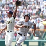 ２０１８年夏、全国高校野球選手権大会の八戸学院光星戦で、疾走する明石商の植本亮太さん＝兵庫県西宮市の甲子園球場