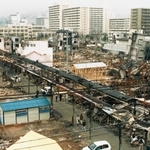 焼けただれ、ぼろぼろになった菅原商店街のアーケード＝１９９５年３月８日、神戸市長田区