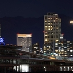 震災から２８年となるのを前に、山にともった「１・１７」の電飾＝１０日午後、神戸市中央区港島３から