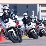 年頭視閲式でテクニカル走行を披露する兵庫県警白バイ隊＝神戸市中央区波止場町