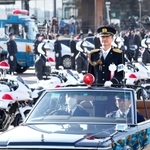 車に乗車し、県警の部隊を視閲する桐原弘毅本部長（中央）＝１１日午前、神戸市中央区波止場町