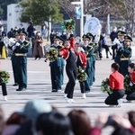 集まった市民らの前で、踊りと演奏を披露する県警音楽隊＝１１日午前、神戸市中央区波止場町