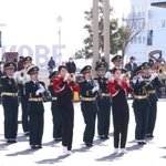 集まった市民らの前で、演奏を披露する県警音楽隊＝１１日午前、神戸市中央区波止場町