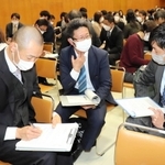 兵庫県教委が開いた防災教育研修会。防災担当の教員らが、課題やアイデアを出し合った＝加古川市加古川町北在家