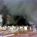 阪神・淡路大震災の火事で、黒煙を上げる千歳地区周辺＝１９９５年１月１７日、ＪＲ鷹取駅付近から