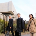 請願書を提出するため、最高裁に入る「司法情報公開研究会」の共同代表ら＝１３日午後、東京都千代田区
